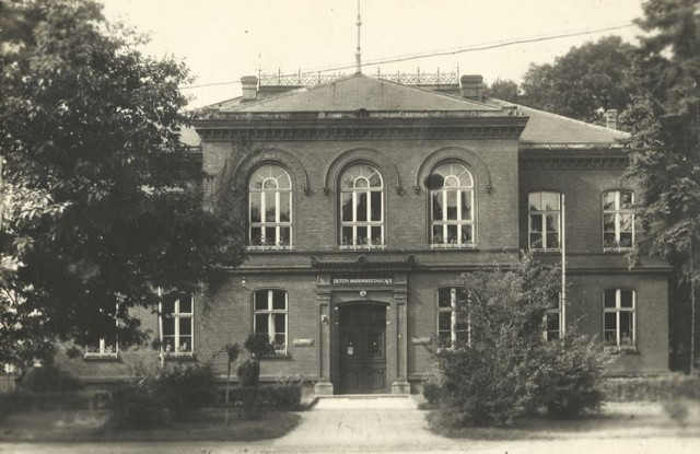 Grodziskie liceum, ówczesne Gimnazjum ofiarowano NSPJ w 1936 roku