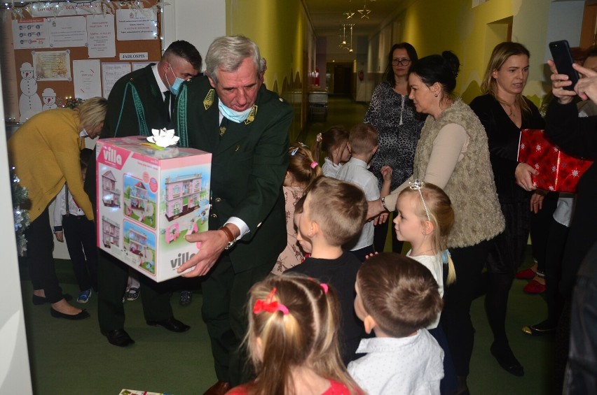 Świąteczne paczki od myśliwych w Człuchowie - to nagroda dla dzieci za zbieranie kasztanów i żołędzi przez całą jesień! ZDJĘCIA