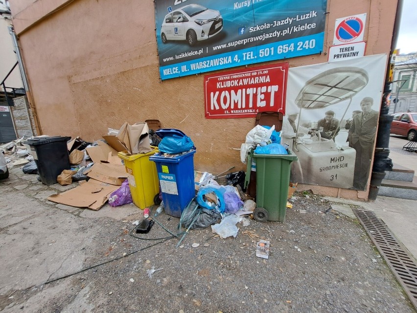 Sterta odpadów leży od wielu miesięcy przy ulicy...