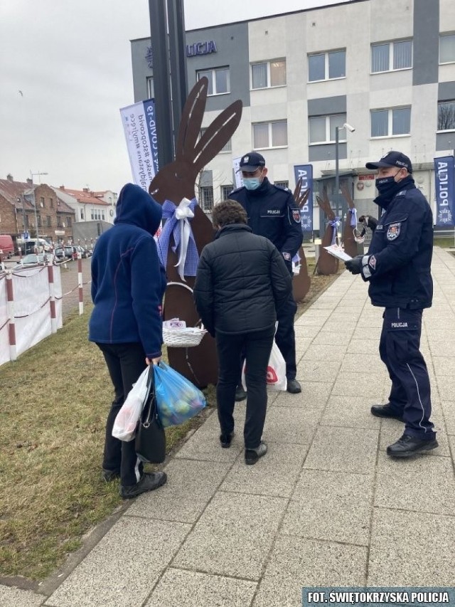 Przed komendą policjanci rozdawali maseczki i odblaski