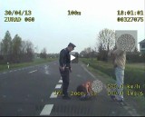 Izbica: Policjanci uratowali śpiących na drodze pijanych mężczyzn (WIDEO)