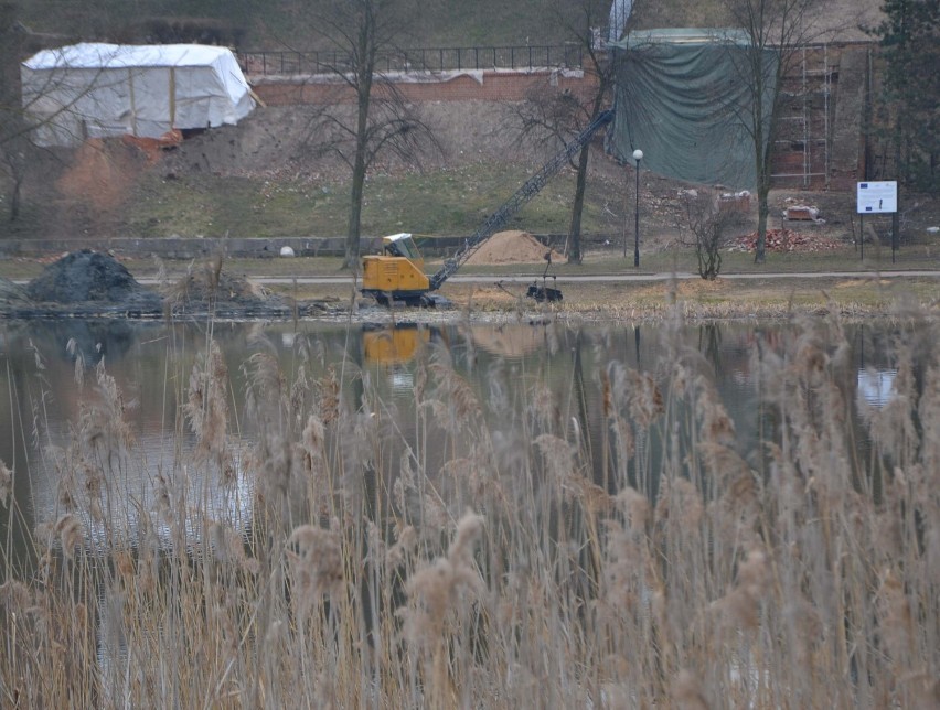 Bulwar nad Nogatem w Malborku. Koparka sprząta rzekę u podnóża Szkoły Łacińskiej