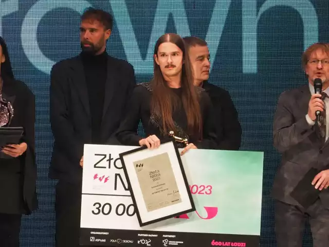 Laureat Złotej Nitki, Tomasz Umbras (w środku) z Katedry Mody w ASP. Oprócz statuetki zwycięzca otrzymał 30 ty. zł