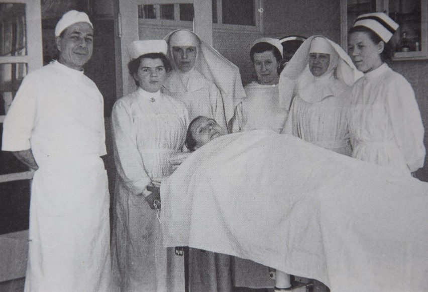 Siostry Serafitki wśród personelu szpitala w Szamocinie....