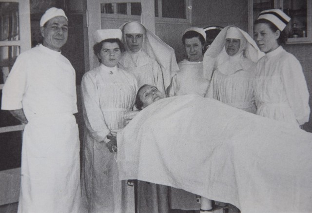 Siostry Serafitki wśród personelu szpitala w Szamocinie. Zdjęcie zostało wykonane w latach 50. XX wieku