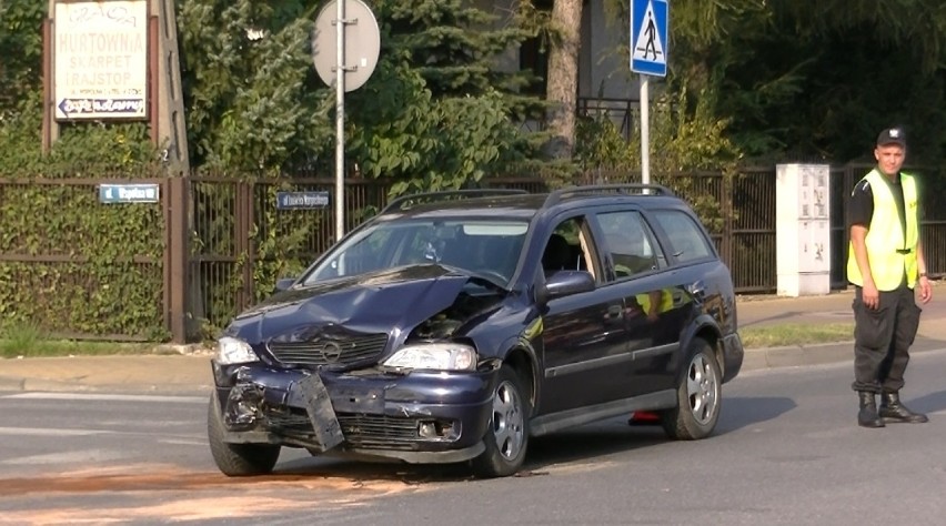Wypadek w Ostrowcu. Zlekceważył znak stop i uderzył w auto [WIDEO]