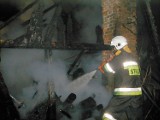 Strażacy uratowali płonący drewniany dom