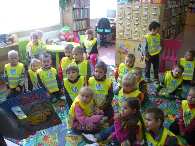 Pszczółki i Zajączki z Przedszkola nr 2 im. Misia Uszatka w Pleszewie odwiedziły, w środę 25 września, pracowników Biblioteki Publicznej w Pleszewie.