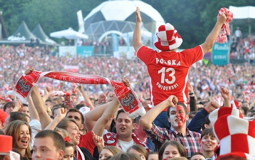 Kibice w gdańskiej Strefie Kibica podczas meczu Polska - Rosja