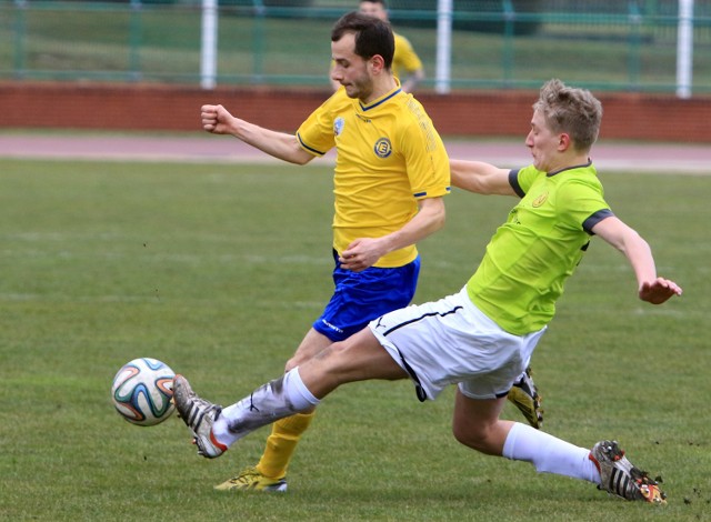 Piłkarze Elany (w żółto-niebieskim stroju Maciej Kot) w sobotę zagrają w Kaliszu