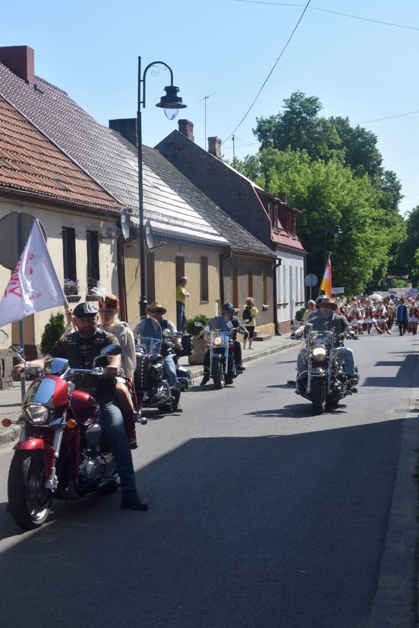Spartakiada "Serce Seniora" w Sierakowie. Parada ulicami...