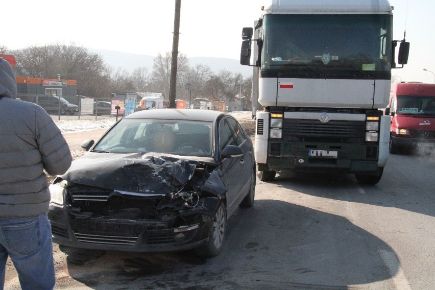 Dwa TIR-y w osobówkę. Groźny wypadek w Kielcach. Kierowca w szpitalu  (ZDJĘCIA)