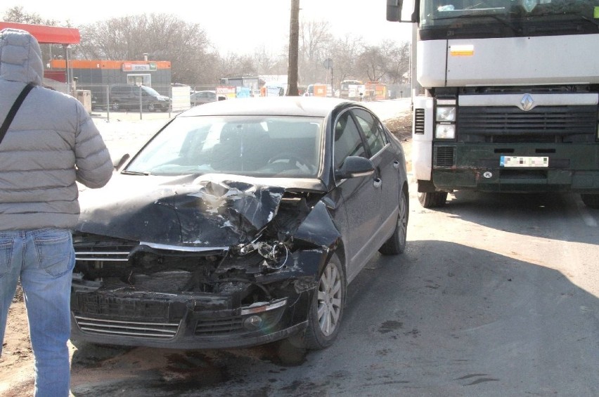Dwa TIR-y w osobówkę. Groźny wypadek w Kielcach. Kierowca w szpitalu  (ZDJĘCIA)