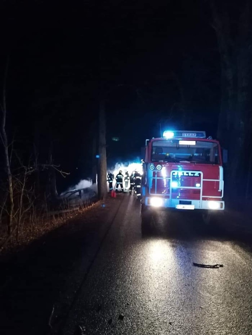 Strażacy w gminie Pruszcz płonące auto gasili pianą....