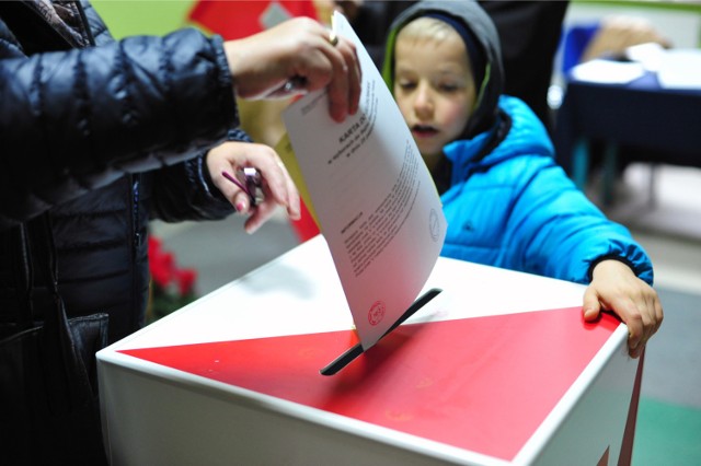 Wybory parlamentarne 2015 w Warszawie: frekwencja, okręgi, listy wyborcze, zdjęcia [RELACJA NA ŻYWO]