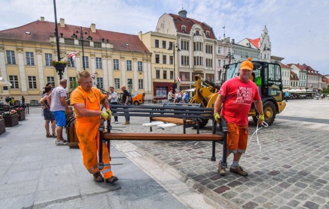 Remont Starego Rynku w Bydgoszczy zakończony. Trwa urządzanie „salonu miasta”. Wczoraj przywieziono ławki i kwietniki (zobacz zdjęcia w galerii powyżej). Aranżowanie miejsca, na przebudowę którego miasto wydało ponad 14 mln zł, powinno być tylko przyjemnością. Nie jest. Powodem jest stan płyt granitowych, którymi wyłożona została centralna część placu.


Wypalenie zawodowe - nowy punkt na liście chorób

