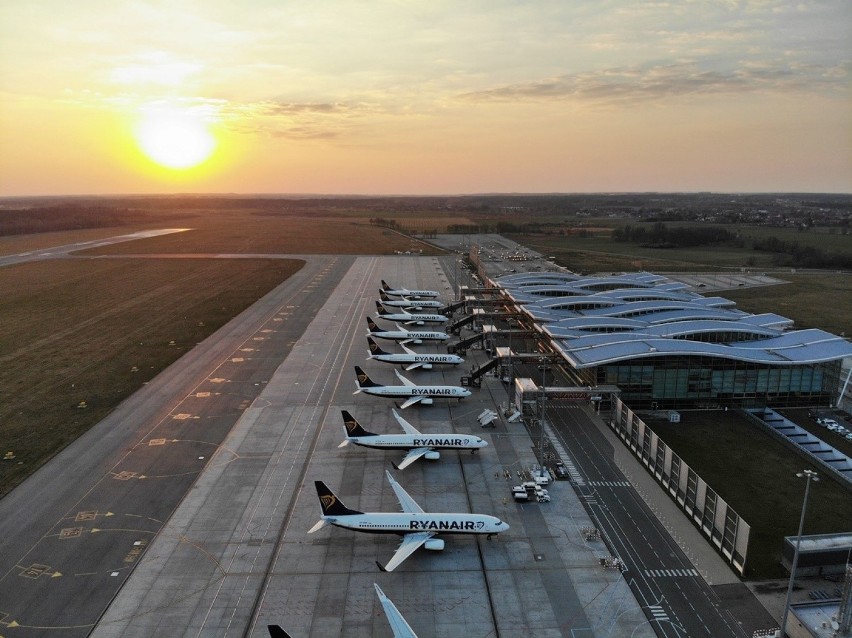 Samoloty zaparkowane jeden obok drugiego. Oto wrocławskie lotnisko w czasie koronawirusa (ZDJĘCIA)