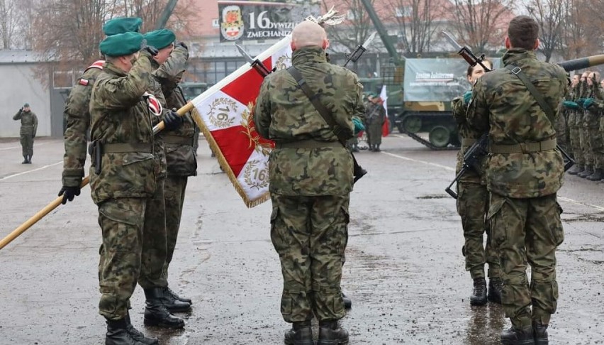 Przysięga wojskowa w Elblągu. W obecności wicepremiera Mariusza Błaszczaka złożyło ją 364 żołnierzy i żołnierek! ZDJĘCIA