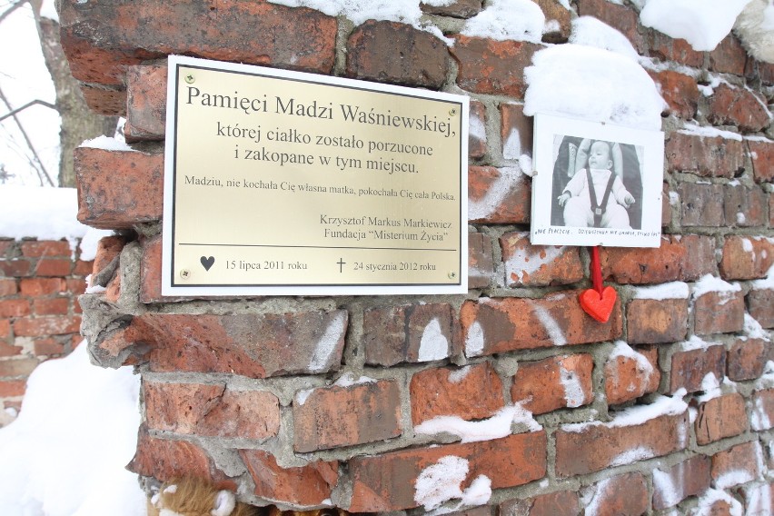 Tablica pamiątkowa w miejscu ukrycia ciała Madzi w Sosnowcu wzbudza kontrowersje