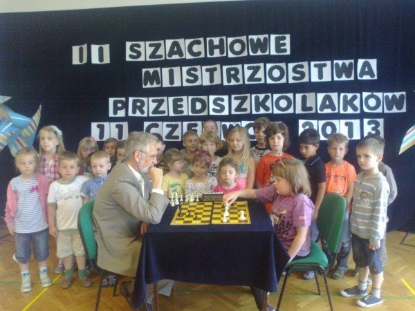 Dzieci grały w szachy z senatorem