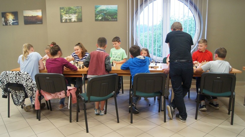 „Gra w szachy i pływanie to sport i edukowanie”. Projekt GOK w Osjakowie zakończony [FOTO]