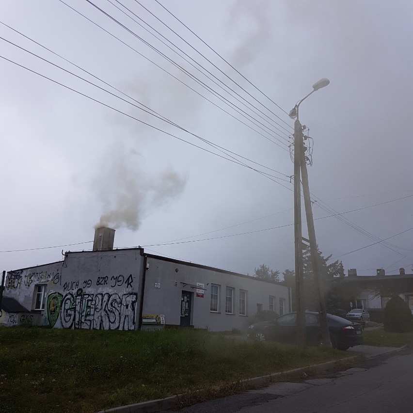 Dym z komina filii MOK w Morgach