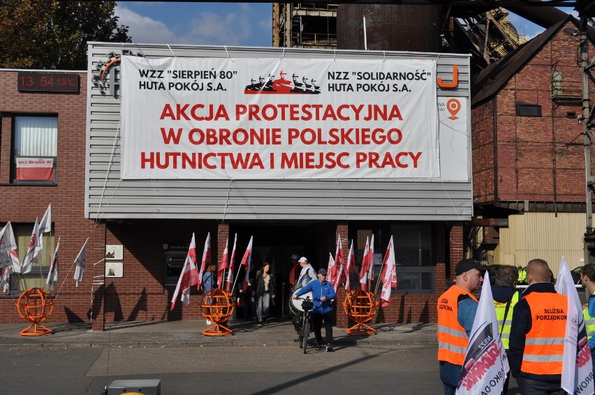 Protest w Rudzie Śląskiej pod Hutą Pokój. "Solidarność" i "Sierpień 80" o złej sytuacji finansowej Huty - kto jest temu winny?