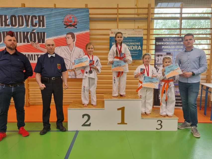 Sześć medali zawodników Klubu Karate Randori z Radomska na turnieju Młodych Wojowników w Stawiszynie