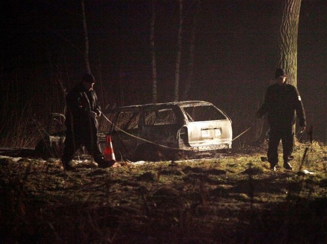 Policja badała ślady na miejscu pożaru.