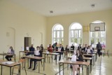 Maturzyści z Liceum Ogólnokształcącego w Chobrzanach w gminie Samborzec zakończyli naukę. Świadectwa już odebrane [ZDJĘCIA]