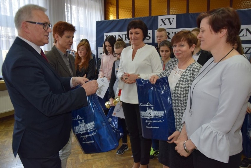 Od początku konkurs organizowały trzy polonistki: Izabela...