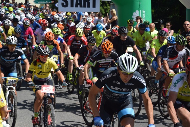 Start uczestników XII wyścigu rowerów górskich MTB Łagów 2018 o srebrny krzyż Joannitów