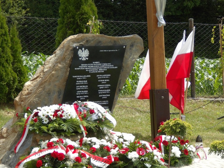 Pamiątkową tablicę odsłonięto na cmentarzu w Wacławicach w...