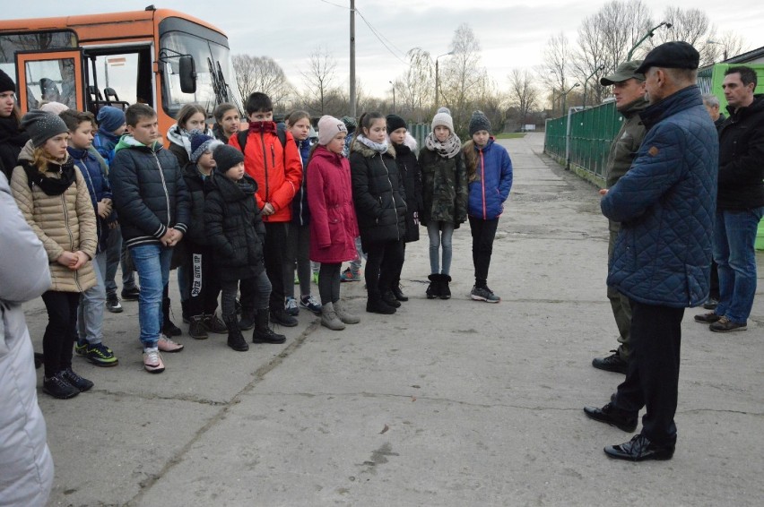 Bełchatów. Uczniowe z Ruśca zebrali ponad 600 kg karmy dla zwierząt ze schroniska [ZDJĘCIA]