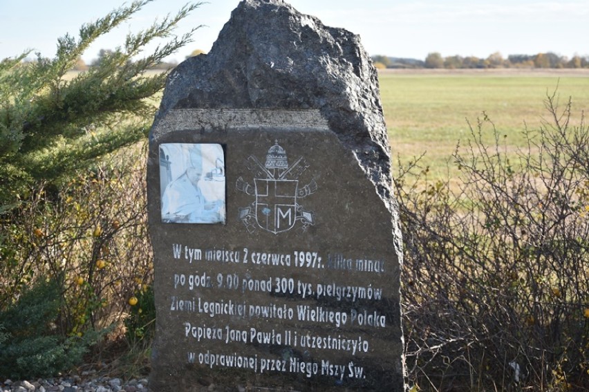Pamiątkowy obelisk z okazji wizyty papieża Jana Pawła II w Legnicy [ZDJĘCIA]