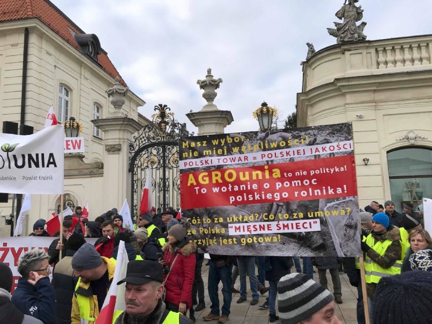 Około pięćdziesięciu rolników z Budzynia protestuje w Warszawie (ZDJĘCIA)