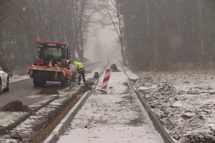 Przebudowują drogę powiatową do Żarnowskiej. Inwestycja jest po częściowych odbiorach