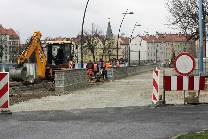 Nad Kaczawą w Legnicy powstaje bulwar, układany jest chodnik [ZDJĘCIA]