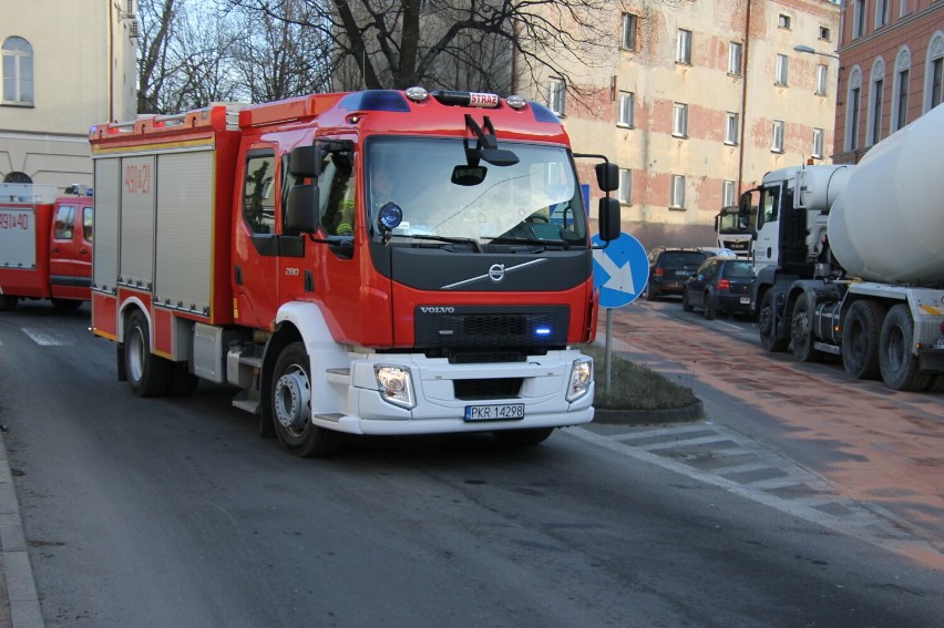 Strażacy usuwali plamę oleju w centrum Krotoszyna [ZDJĘCIA]