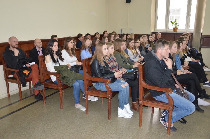 Licealiści w sądzie w Piotrkowie z okazji Dnia Edukacji Prawnej