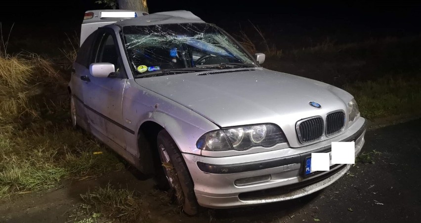 Gmina Kuślin. W nocy BMW roztrzaskało się na drzewie. Młoda kobieta ranna [FOTO]