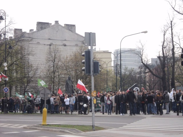 Około godz 14.00 przed pomnikiem Dmowskiego na pl. Na Rozdrożu, spotkali się nacjonaliści. Fot. Ewa Krzysiak