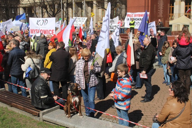 Działacze i sympatycy KOD manifestują w Katowicach na placu Chrobrego