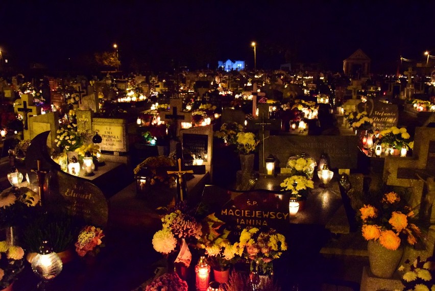 Cmentarz w Starzynie w wieczór Wszystkich Świętych 2019