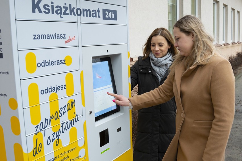 W Łowiczu stanął książkomat. To czwarte tego typu urządzenie w województwie