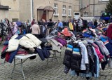 Na placu Metziga w Lesznie rozdają setki darmowych kurtek, czapek i szalików. Akcja Leszczyńskiego Banku Żywności   