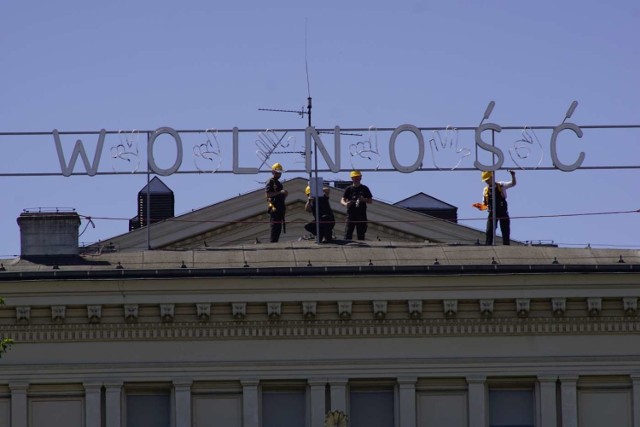 Neon z napisem "Wolność" i klasycznym jej symbolem został zamontowany dziś przed południem na budynku Arkadii przy placu Wolności. Rozbłyśnie 2 czerwca, po koncercie donGuralesko, podczas uroczystej fety z okazji rocznicy pierwszych częściowo wolnych wyborów, które odbyły się 4 czerwca 1989 r.  Zobacz więcej zdjęć ----->