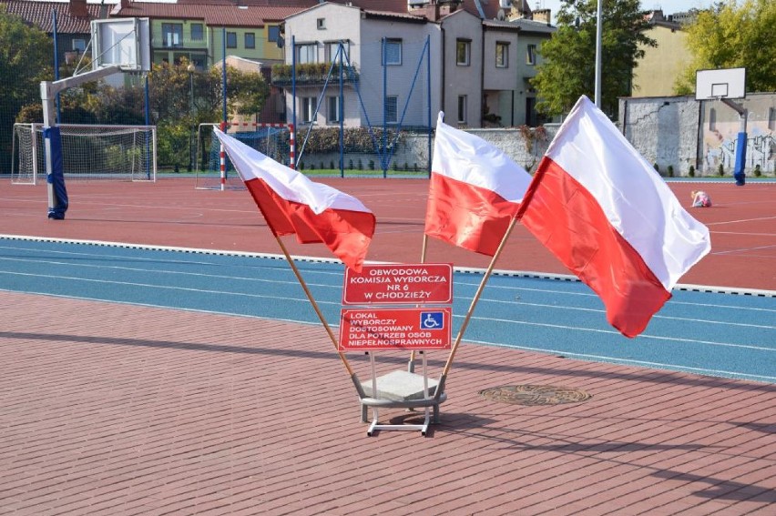 Głosowanie w lokalu wyborczym w Szkole Podstawowej nr 1 w Chodzieży (ZDJĘCIA)