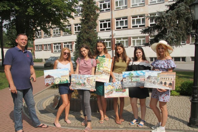 Dziewczyny z Winnicy prezentują swoje prace, które po-wstały na kieleckim Rynku. Razem z nimi ich opiekun, Wadim Lisow.