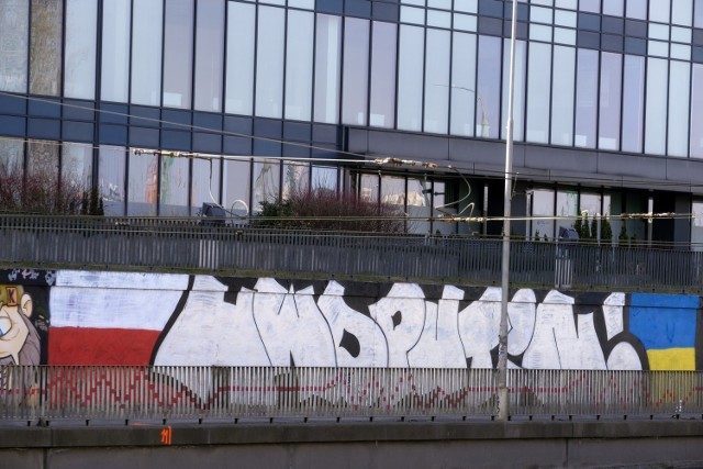 W ubiegłym tygodniu na jednej ze ścian przy ulicy Hetmańskiej pojawił się wizerunek Władimira Putina w roli Voldemorta. Mural autorstwa Kawu po kilku dniach zniknął. W jego miejscu pojawił się nowy, także nawiązujący do serii Harry Potter. W roli bohatera przedstawiony został prezydent Ukrainy Wołodymyr Zełenski. Na ul. Hetmańskiej jest też mural przedstawiający flagę Polski i Ukrainy, a także napis "HWDPUTIN!".

Zobacz zdjęcia --->